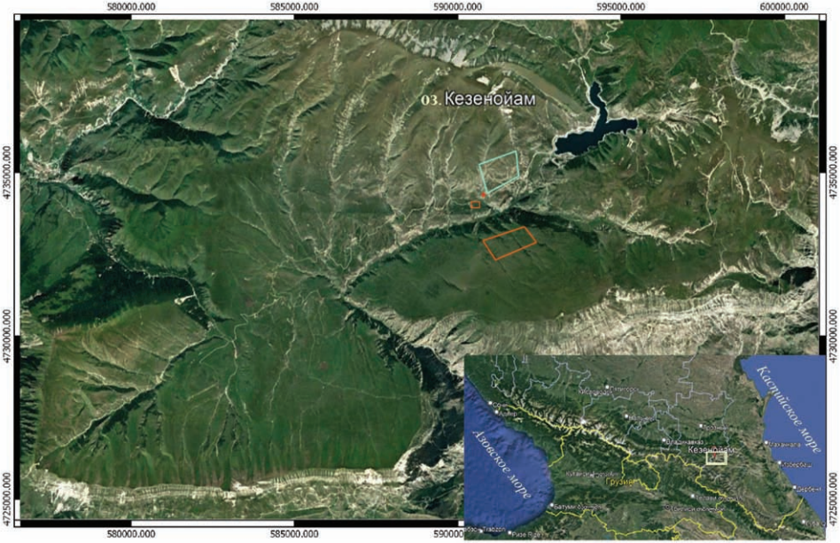 Рис. 1. Географическое положение объектов исследования: область Макажойской котловины (рамка белого цвета); полигон ЧГУ им. А.А. Кадырова (рамки оранжевого цвета); террасированный южный склон — зона исследования МИИГАиК (рамка голубого цвета)