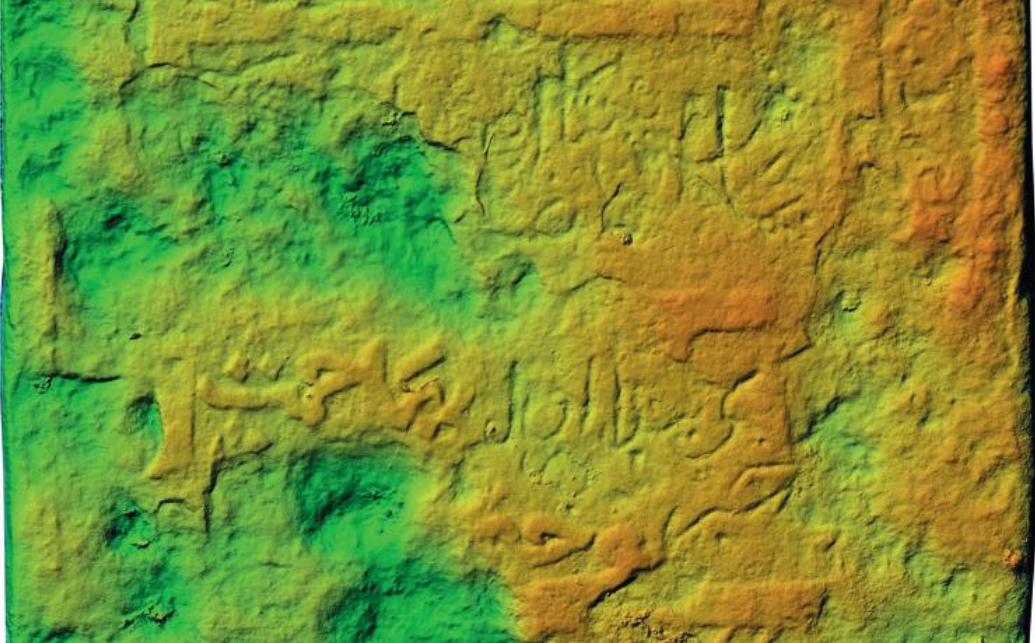 Рис. 6. Арский надмогильный камень: 1 – in situ; 2 – лицевая сторона, плотное облако точек; 3 – лицевая поверхность, фрагмент с поздней надписью